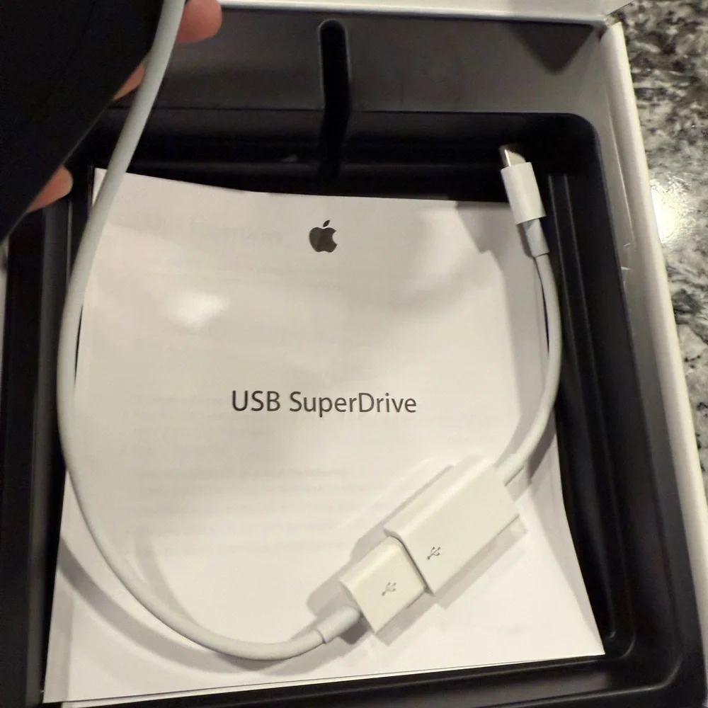 Apple Silver USB SuperDrive External Optical Drive - Picture 4 of 4